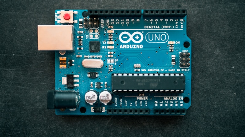 Placa Arduino com circuito montado em protoboard