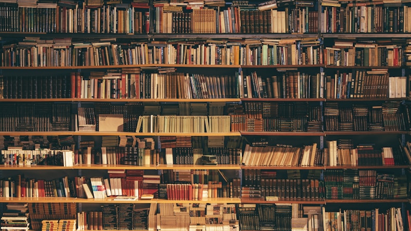 Estação de estudo com livros abertos para revisão de literatura